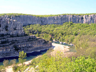 Rivière et Canoës